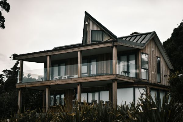 Top raisons de choisir une maison moderne en bois écologique